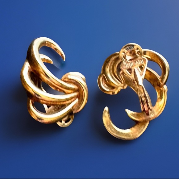 Crown Trifari Gold Tone Clip On Earrings Round Curved Swirl Knot EUC - Picture 2 of 5